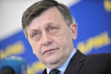 Sondaj: Antonescu ar trebui să se întoarcă la şefia PNL dacă Iohannis pierde alegerile